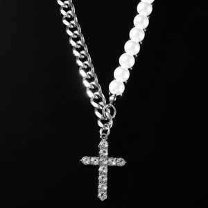 Collier patchwork chaîne cubaine et perles avec un pendentif croix en diamants