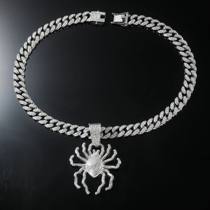 Détail du pendentif araignée glacé et de la chaîne cubaine argentée ornée de cristaux