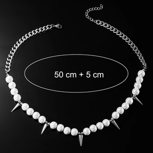 Halskette im Punk-Stil mit silberner Kette, weißen Perlen und Metallspitzen-Anhängern