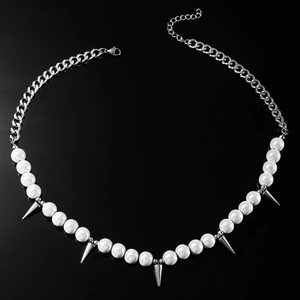 Punk-Halskette mit weißen Perlen, silberner Metallkette und spitzen Kegel-Nieten