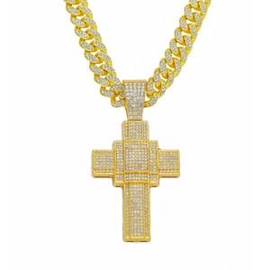 Détail du pendentif croix dorée multicouche serti de pierres en zircone cubique