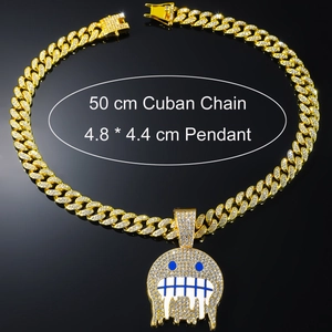Dettaglio catena Cubana da 50cm e ciondolo emoji da 4,8cm con pavé di diamanti