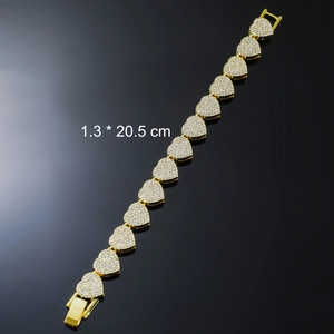 Détail macro du bracelet à maillons cœur doré serti de strass, dimensions 1.3 x 20.5 cm