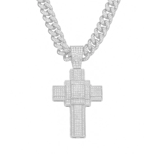 Vue détaillée du pendentif croix hip-hop glacé avec grosse chaîne cubaine