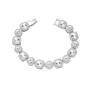 Dettaglio macro del bracciale tennis argento con cristalli quadrati e rotondi
