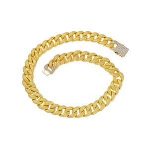 Détail d'une chaîne cubaine de 16 mm dorée avec fermoir à boîte serti de cristaux