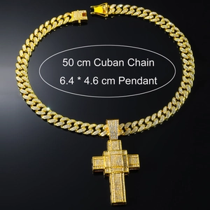 Détail macro du pendentif croix serti et chaîne cubaine dorée de 50cm de long