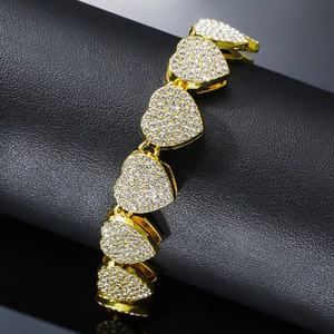 Vue macro du bracelet à maillons cœur doré avec des cristaux de zircone micro-pavés