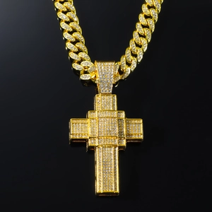 Détail du pendentif croix hip hop avec zircone cubique sur chaîne cubaine dorée de luxe