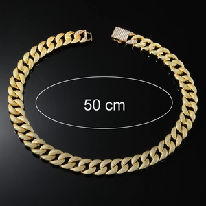 Vue détaillée d'une chaîne Cuban Link dorée de 50 cm avec fermoir serti de strass