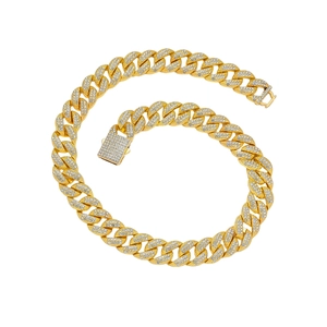 Vista macro della catena cubana dorata da 16mm con strass pavé e chiusura a incastro quadra
