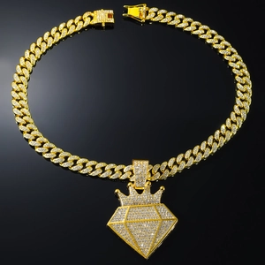 Dettaglio della collana con pendente corona hip-hop con catena cubana e strass scintillanti