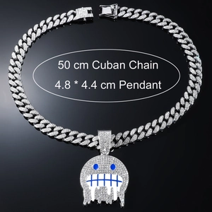 Ciondolo emoji ghiacciato su catena cubana con cristalli bianchi e dettagli di lacrime blu