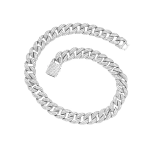 Vista macro della catena cubana argento da 16mm con pavé completo di diamanti finti