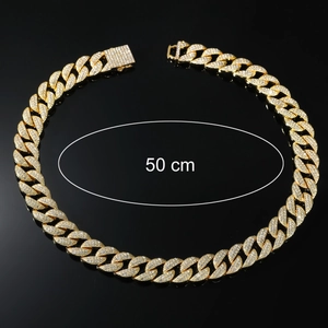 Dettaglio catena cubana dorata da 50cm con pavé di cristalli per uno stile hip hop