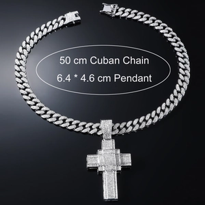 Pendentif croix argenté glacé avec chaîne Cubaine de 50cm et zircons blancs étincelants