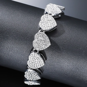 Bracelet à maillons cœur argenté serti de strass brillants avec fermoir de montre