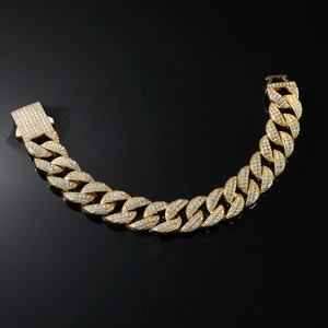 Détail du bracelet gourmette cubaine de 16mm plaqué or avec cristaux étincelants