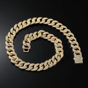 Détail du collier Cuban Link doré de 16mm avec cristaux et fermoir carré sécurisé