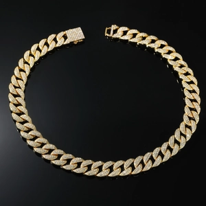 Détail du collier chaîne cubaine hip hop 16mm en or avec strass étincelants