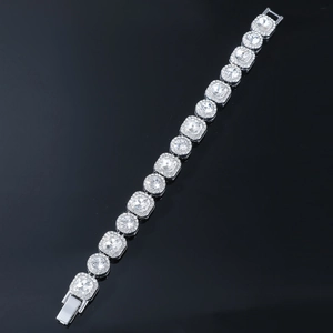Dettaglio macro del bracciale tennis argento con zirconi quadrati e tondi brillanti