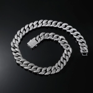 Détail du collier cubain 16mm argenté avec fermoir hip hop serti de strass brillants