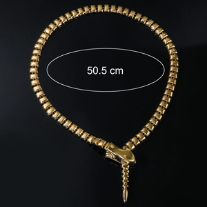 Vue détaillée du collier serpent doré avec texture d'écailles et longueur de 50,5 cm
