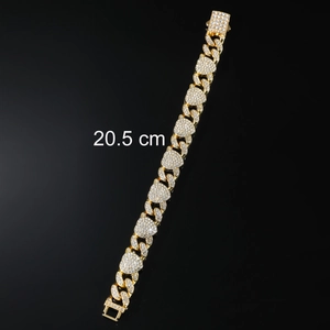 Vista dettagliata del bracciale a catena cubana da 20,5 cm con ciondoli a cuore e strass