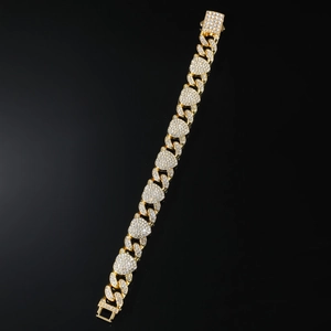 Macro di bracciale Cuban a cuore dorato con pavé di strass e finitura di lusso