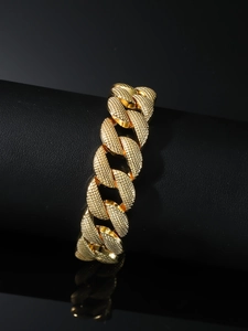 Détail du collier Cuban link doré 16mm hip-hop avec texture granuleuse sur cuir noir