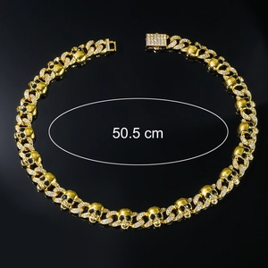 Détail du collier tête de mort doré avec pierres zircon et mesure de longueur de 50,5 cm