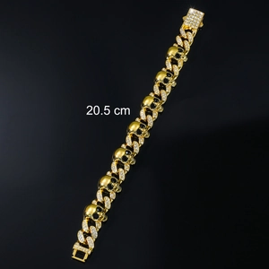 Vue détaillée du bracelet tête de mort doré de 20,5 cm avec strass et fermoir carré