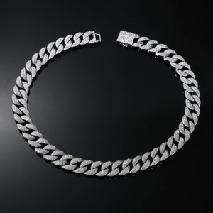 Gros plan sur la chaîne Cuban link argentée de 16mm avec pavage complet de cristaux