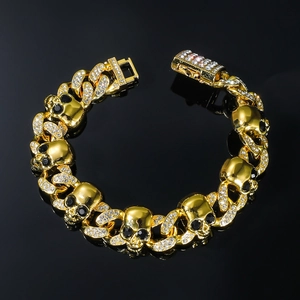 Chaîne Cuban punk dorée avec motifs de crâne et accents de cristal sur fond noir