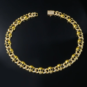 Détail du collier punk tête de mort avec yeux en pierre noire et zircons pavés