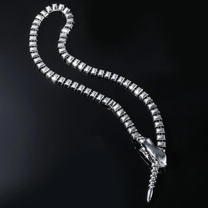 Détails de la chaîne en forme de serpent argenté avec fermoir tête de serpent de luxe