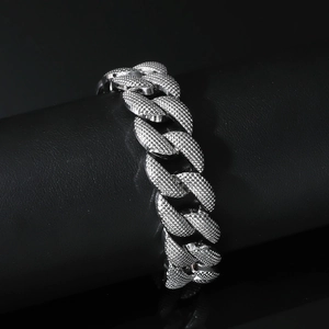 Zilveren Cubaanse hiphop-armband met korrelige textuur op zwarte displaystandaard