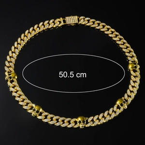 Vue détaillée du collier tête de mort doré avec cristaux et marquage de 50,5 cm de long