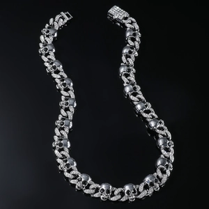 Collier à maillons cubains plaqué argent avec crânes et pierres étincelantes