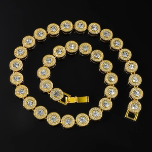 Détail de chaîne tennis hip-hop dorée avec pierres rondes et diamants sertis de pavés