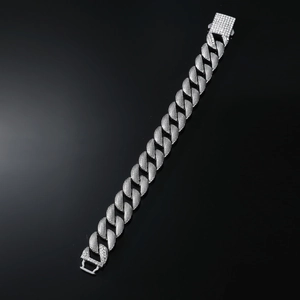 Detail van zilveren Cubaanse schakelarmband in hiphopstijl met pavé gezette zirkonia
