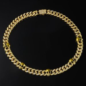 Détails du collier punk à crânes dorés serti de zircons cubiques sur miroir noir