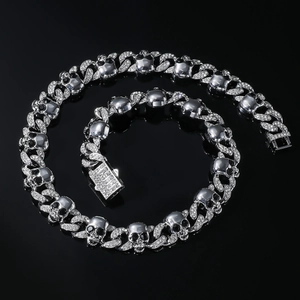 Détail du collier à maillons cubains tête de mort argentée avec zircons blancs pavés