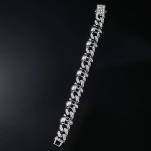 Détail macro du bracelet Cuban hip hop argenté avec maillons tête de mort sertis de strass