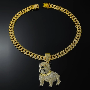 Dettaglio del pendente bulldog hip hop placcato in oro con zirconi cubici incastonati