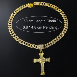 Details der 50cm Gold Hip-Hop Kette und 6,8x4,8cm Kreuzanhänger mit funkelnden Kristallen