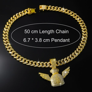 Detail van hip hop dollarzak hanger met vleugels en 50cm cubaanse ketting sieraad