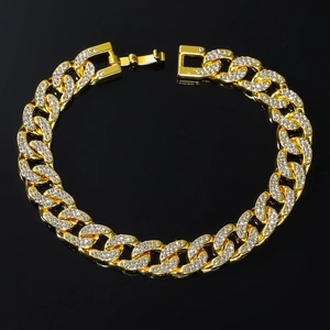 Bracelet gourmette doré style hip-hop avec pavage de diamants sur fond noir brillant
