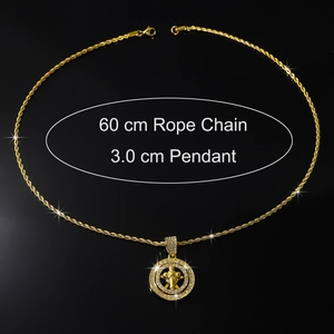 Détail du pendentif croix dorée de 3,0 cm avec diamants sur une chaîne de 60 cm de long