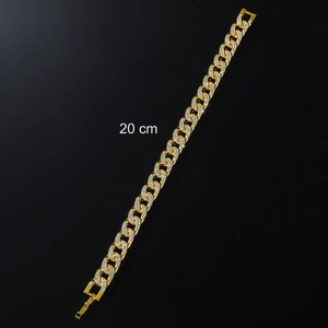 Dettaglio di un bracciale a maglia cubana dorato da 20 cm con pavé di diamanti e chiusura